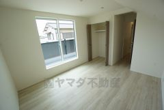 7.75帖。主寝室としてお使いいただけそうなこちらのお部屋は、日当たりが良く、爽やかな風を感じて起きる朝は、快適生活の始まりに。 