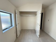 洋室にはハンガーパイプ付きのクローゼットが設けられています。たっぷり収納できるので衣替えの心配もいりませんね＾＾