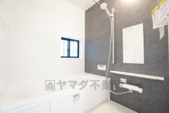 1日の疲れを癒すくつろぎのバスルーム。足を伸ばしてもゆったりと入れるサイズです。お子様と一緒にお風呂に入っても狭くないですね＾＾