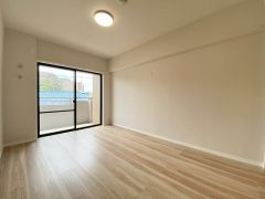 6帖。主寝室としてお使いいただけそうなこちらのお部屋は、日当たりが良く、爽やかな風を感じて起きる朝は、快適生活の始まりに。 