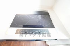 お手入れのしやすいIHクッキングヒーターです。3口コンロなので、効率よくお料理が楽しめます。毎日のお料理も楽しくなりますね＾＾