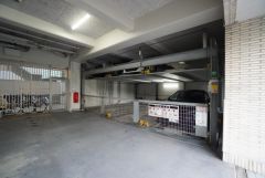 敷地内に駐車場を備えており、日々の車利用がスムーズ＾＾ 月額13，000～20，000円。 最新の空き状況はお問い合わせください＾＾