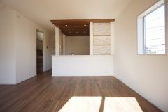 窓から光が差し込む明るいダイニングです＾＾