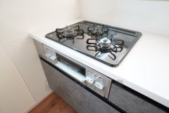 3種類の料理が同時に調理できる、3口ガスコンロ。忙しい夕食の支度時間が短縮できて効率よくお料理が楽しめます。