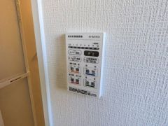 浴室暖房乾燥機には、暖房、乾燥、涼風、換気の4つの機能が付いています。タイマー付きです。換気・雨の日の洗濯も安心です＾＾