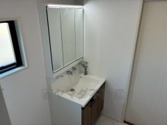 三面鏡裏収納付き洗面化粧台です＾＾ 歯磨きセットやスキンケア用品などの収納に便利ですね。 生活感も隠すことができ、来客時にも安心です。