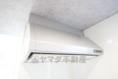 コンロ上には換気扇完備＾＾すぐ横に小窓が設けられているので、換気扇と合わせてWで換気できます＾＾