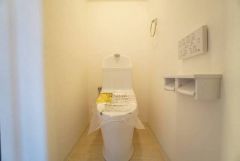 壁リモコンタイプのウォシュレット付きトイレです。すっきりした見た目で、トイレ奥の掃除もしやすいです＾＾