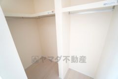 寝室にはハンガーパイプ付きのウォークインクローゼットが設けられています。たっぷり収納できるので衣替えの心配もいりませんね＾＾