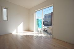 6.5帖。主寝室としてお使いいただけそうなこちらのお部屋は、日当たりが良く、爽やかな風を感じて起きる朝は、快適生活の始まりに。