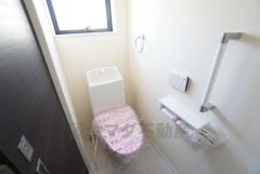 1階2階の2ヶ所にトイレがありますので、忙しい朝にも家族に気を使わず、ゆとりが生まれますね＾＾ 小窓付きで換気する時に便利です＾＾