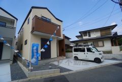 シンプルでいつまでも飽きのこないデザインが周囲の環境に調和し、どんなご家族にもフィットするデザインです。