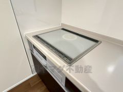 お手入れのしやすいIHクッキングヒーターです。3口コンロなので、効率よくお料理が楽しめます。毎日のお料理も楽しくなりますね＾＾