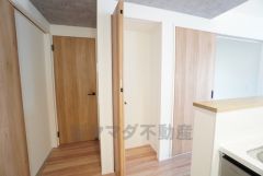 キッチン横に広々としたパントリー付き＾＾洗面室にも近く、食料品だけでなく日用品などの収納にも＾＾