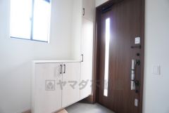 採光も考えられた明るい玄関です。たっぷり収納できるシューズボックス付きなので、家族全員の靴がきれいに整頓できます。 