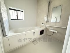 1日の疲れを癒すくつろぎのバスルーム。足を伸ばしてもゆったりと入れるサイズです。お子様と一緒にお風呂に入っても狭くないですね＾＾