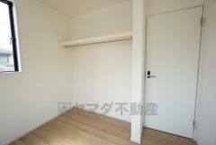 木目調のシンプルデザインで落ち着きと安らぎの空間に仕上げています。各部屋に収納が完備されているので、お荷物が増えても安心の設計です。