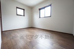 家具を選ばないナチュラルなフローリングとシンプルなクロスです＾＾