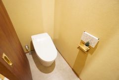 壁リモコンタイプのウォシュレット付きトイレです。すっきりした見た目で、トイレ奥の掃除もしやすいです＾＾