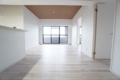 大きな掃き出し窓のあるリビングは、陽光あふれる明るい空間です。ゆったりと寛げる憩いの場となりそうです。