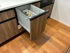 炊事時間を大幅に短縮できる食器洗浄乾燥機付き＾＾食器を洗う手間が減るので家族とのコミュニケーションの時間や自分の時間が増えますね。