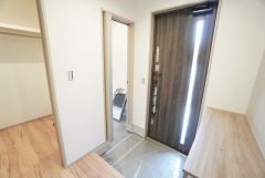 玄関横にはシューズインクロークとクローゼット完備。ご家族全員分の靴からベビーカーやゴルフバッグなどもしっかり収納できます。そのまま廊下にも直行できるウォークスルー仕様＾＾