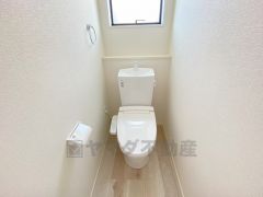 1階2階の2ヶ所にトイレがありますので、忙しい朝にも家族に気を使わず、ゆとりが生まれますね＾＾ 小窓付きで換気する時に便利です＾＾