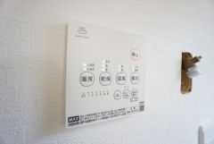 雨の日の洗濯も安心できる浴室暖房乾燥機付き浴室。リモコンで操作もボタン1つで簡単。