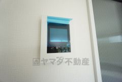 防犯はもちろん、セールスマン対策にもなるモニター付きインターホンです。 来訪者の顔が見えるので安心ですね＾＾