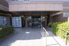 きれいに保たれたエントランスが安らぎに満ちた暮らしへ誘います。スロープが設置されており、お子様やご高齢の方の転倒を防ぐことが出来ます。