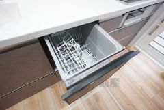 炊事時間を大幅に短縮できる食器洗浄乾燥機付き＾＾食器を洗う手間が減るので家族とのコミュニケーションの時間や自分の時間が増えますね。