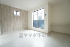 8帖。 主寝室としてお使いいただけそうなこちらのお部屋は、日当たりが良く、爽やかな風を感じて起きる朝は、快適生活の始まりに。 カウンター付きです＾＾