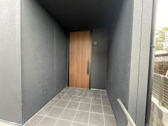 玄関は奥まっていて、人の出入りが見えにくいので防犯面も安心です。