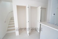 収納力豊富なウォークインクローゼット付き。洋服や小物などを1箇所にまとめて美しい収納を実現します。