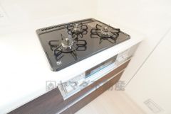 3種類の料理が同時に調理できる、3口ガスコンロ。忙しい夕食の支度時間が短縮できて効率よくお料理が楽しめます。