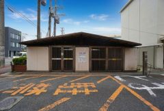 居住者専用ゴミステーション。雨風をしのげる設計で、お部屋をいつでもスッキリと保つための嬉しい設備です。 