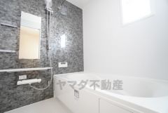 1日の疲れを癒すくつろぎのバスルーム。足を伸ばしてもゆったりと入れるサイズです。お子様と一緒にお風呂に入っても狭くないですね＾＾