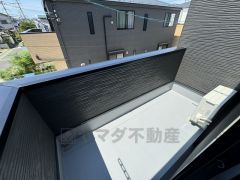 南西向きで陽当たりの良いバルコニーです。お洗濯やお布団干しはもちろん、日光浴スペースにも＾＾ 天気のいい日にはお布団もまとめて干せそうですね＾＾