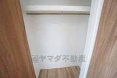 洋室にはハンガーパイプ付きのクローゼットが設けられています。すっきりと整理整頓でき気持ちよく過ごせますね＾＾全居室収納付き。 