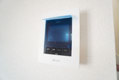 防犯はもちろん、セールスマン対策にもなるモニター付きインターホンです。 来訪者の顔が見えるので安心ですね＾＾