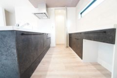 収納も、作業スペースも広々と設けられた使いやすいシステムキッチンです＾＾カウンターキッチンなので、ご家族と会話をしながら楽しくお料理ができます＾＾