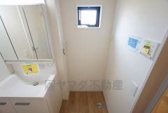 ランドリースペース上部には窓も付いており換気に便利です＾＾