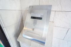 オートロックは、外部の人が自由に建物内に出入りできないため、不審者の侵入防止効果があります。