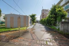 シャッター付き駐車場へ続く専用アプローチが整備されており、車の出入りがスムーズです。 歩行者と車の動線が分かれたアプローチで、安全に駐車場へアクセスできます。