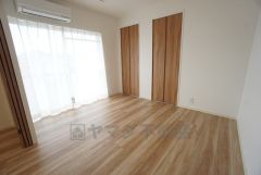 木目調のシンプルデザインで落ち着きと安らぎの空間に仕上げています。各部屋に収納が完備されているので、お荷物が多くなっても安心の設計です。