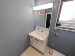 三面鏡裏収納付き洗面化粧台です＾＾ 歯磨きセットやスキンケア用品などの収納に便利ですね。 生活感も隠すことができ、来客時にも安心です。