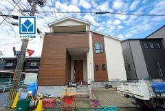 1号棟。角地＾＾ カースペース2台確保＾＾ マイカー用に、お客さま用に、余裕を持ってご利用いただけます。