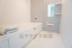 1日の疲れを癒すくつろぎのバスルーム。足を伸ばしてもゆったりと入れるサイズです。お子様と一緒にお風呂に入っても狭くないですね＾＾