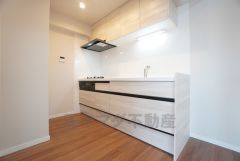 奥まった場所にキッチンを配置。リビングやダイニングでの寛ぎを邪魔しない仕様です＾＾生活感が出にくいので急な来客にも困りませんね＾＾