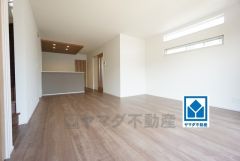 17.75帖。大きな掃き出し窓のあるリビングは、陽光あふれる明るい空間です。ゆったりと寛げる憩いの場となりそうです。リビング収納やストックスペースなど収納充実しています＾＾ 